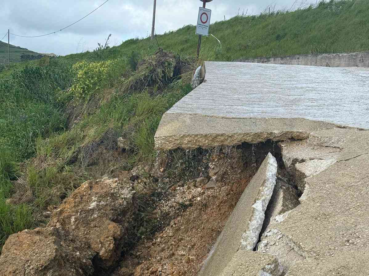 Immagine articolo: Salaparuta. Chiusa la strada “Ex Linea ferrata, in contrada S.Giuseppe-Chiappara”
