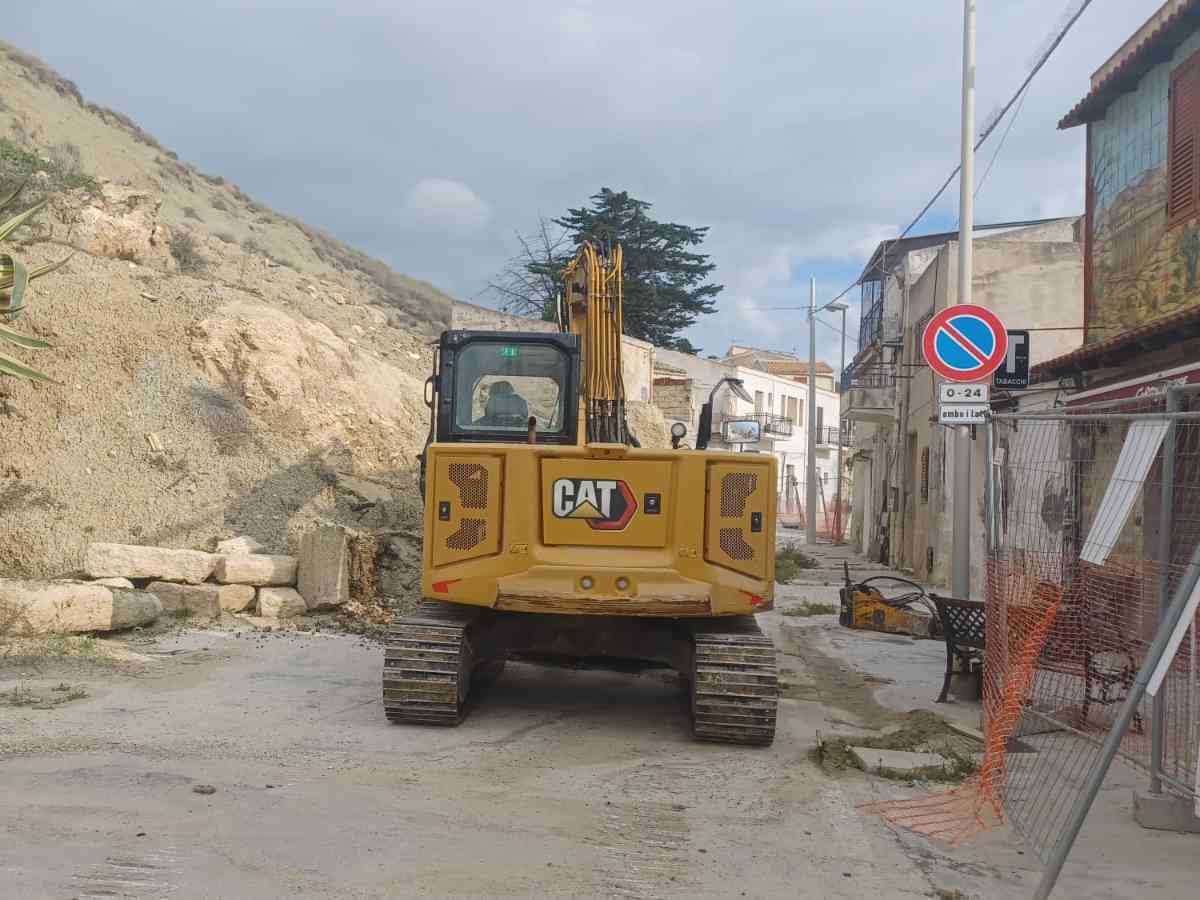 Immagine articolo: Menfi. Ripresi i lavori per la rimozione della frana di Porto Palo