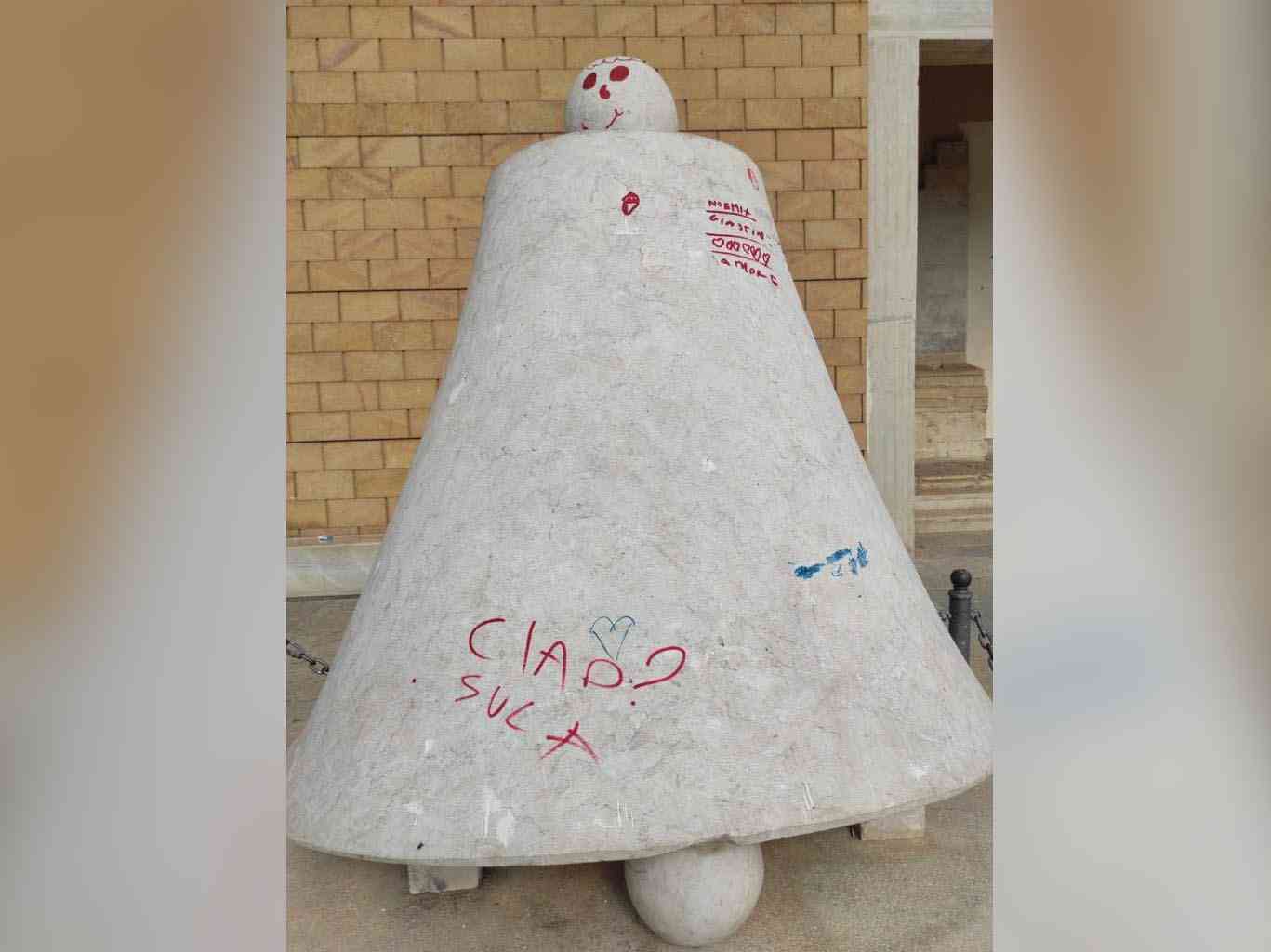 Immagine articolo: Menfi. Vandalizzata “la campana della memoria” in piazza. L'indignazione della comunità