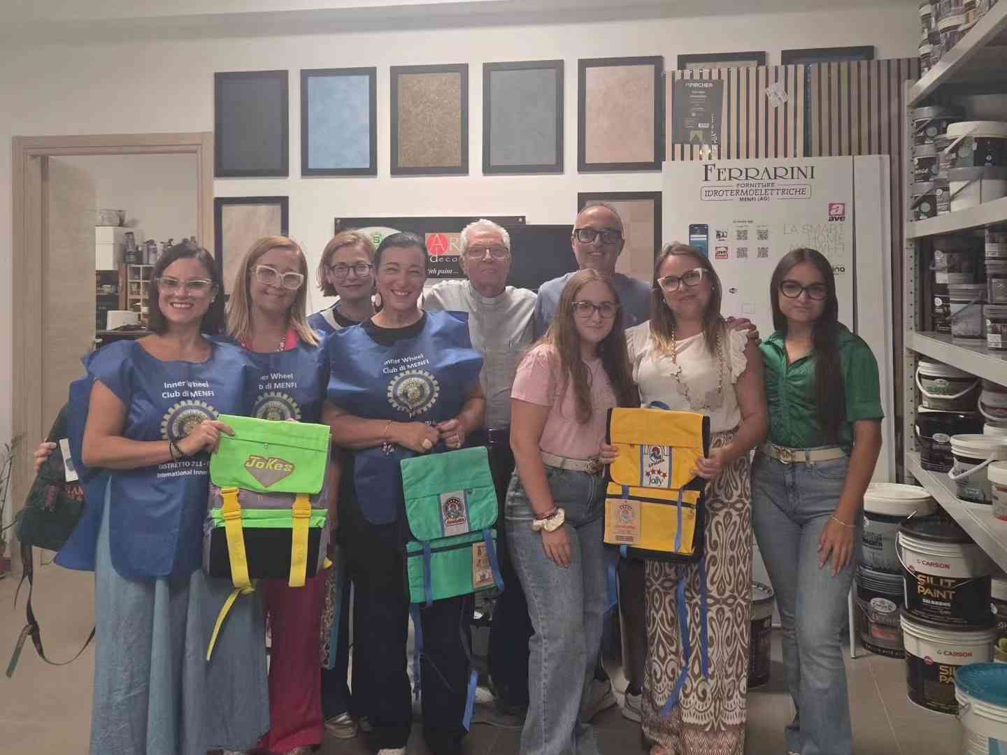 Immagine articolo: Solidarietà a Menfi: materiale scolastico per le famiglie locali e la missione in Tanzania