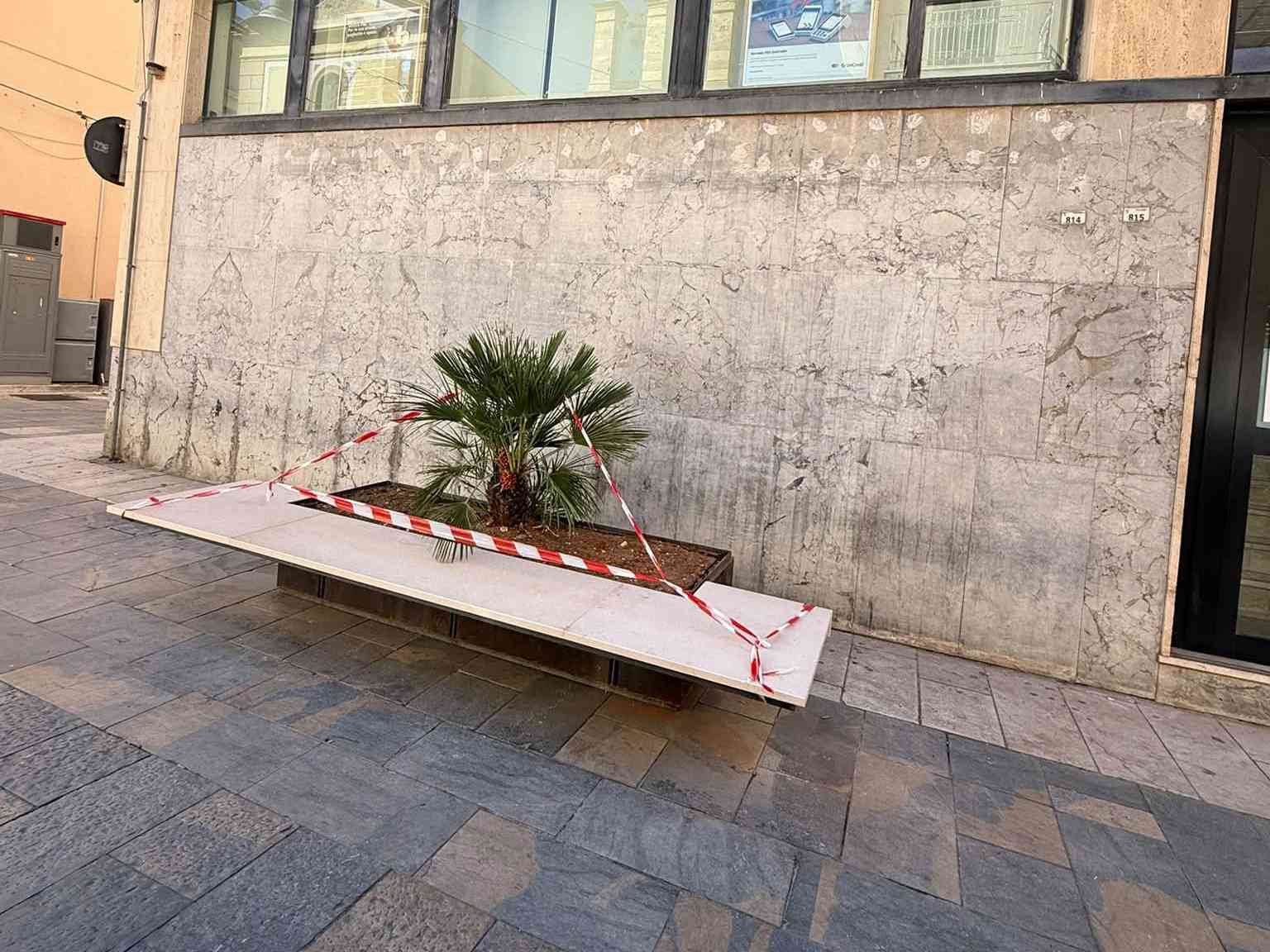 Immagine articolo: Menfi. Nuovi arredi in via della Vittoria: dodici aiuole-panchine per l'arredo urbano