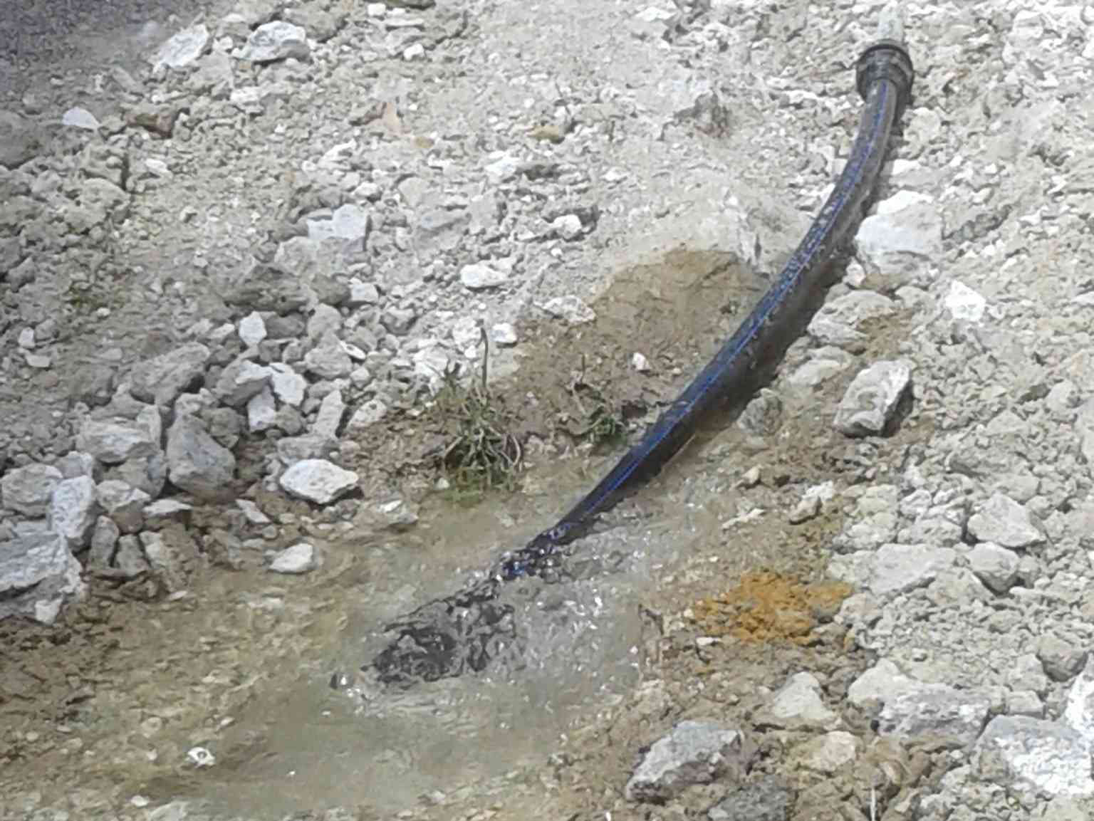 Immagine articolo: Sambuca, perdita di acqua in via Vassalli. Lavori iniziati ma poi interrotti. Continuano i disagi