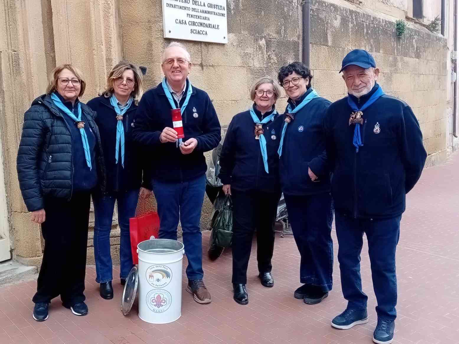 Immagine articolo: Il Masci Menfi 2 porta la Luce della Pace di Betlemme dentro la Casa Circondariale di Sciacca