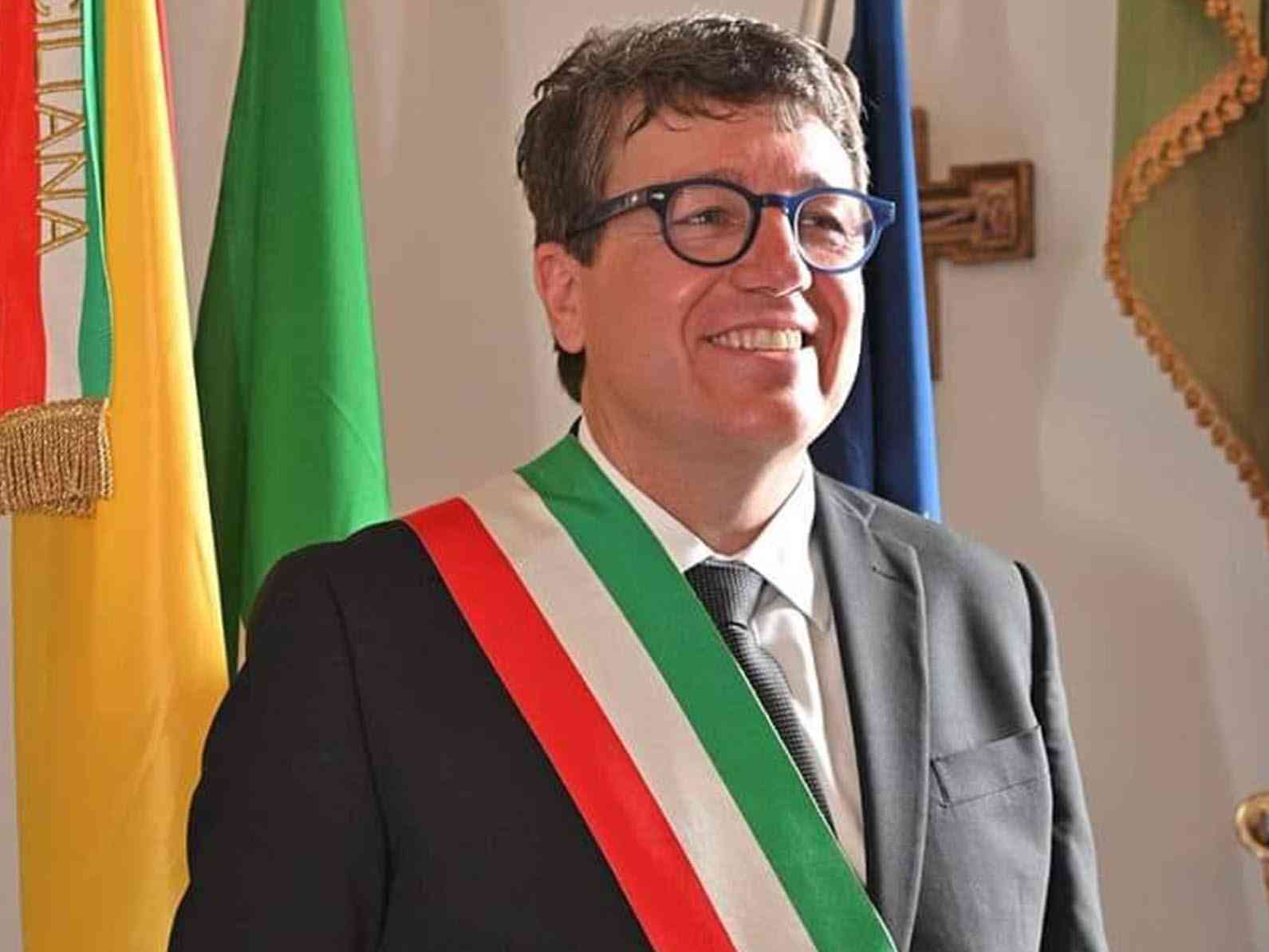 Immagine articolo: Menfi, posidonia. Il sindaco in porto con la fascia tricolore per sollecitare interventi