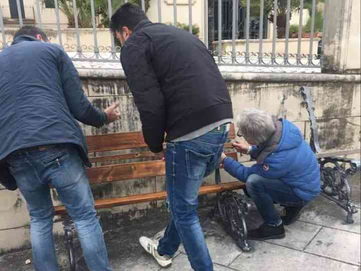 Immagine articolo: Sambuca, panchine danneggiate da ignoti. Cinque volontari le recuperano e le restituiscono alla comunità
