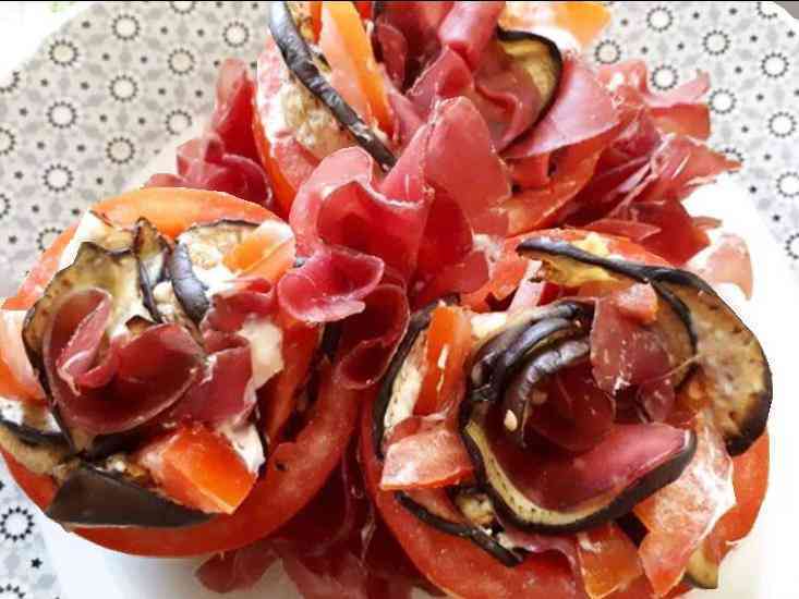 Immagine articolo: La mia ricetta è: Pomodori ripieni con melanzane grigliate, philadelphia e bresaola. Ecco come prepararli