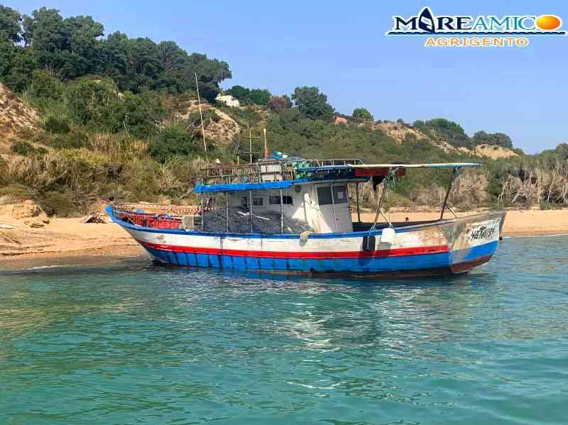 Immagine articolo: Sbarco fantasma nell'agrigentino, rischio inquinamento a causa della barca rimasta in spiaggia