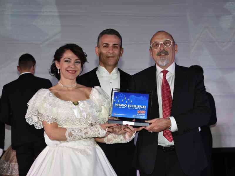 Immagine articolo: Successo di pubblico, emozioni e spettacolo per la quinta edizione del Premio Eccellenze Selinunte Valle del Belìce. Premiata anche la coppia margheritese campione di ballo composta da Antonino Barbera e Rita La Sala