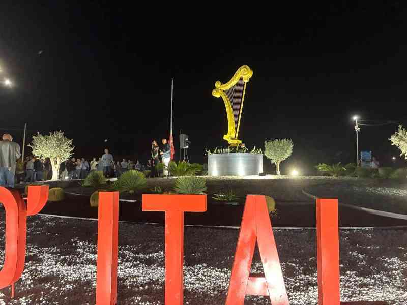 Immagine articolo: Sambuca di Sicilia, inaugurata la nuova rotonda all'ingresso del borgo: al centro l'iconica arpa