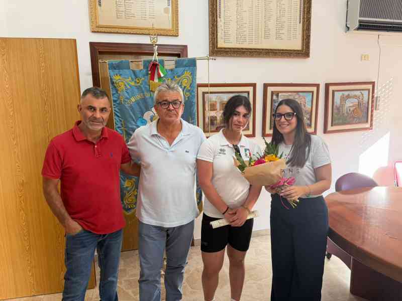 Immagine articolo: Poggioreale, encomio solenne del Comune alla campionessa di pesistica Ilenia Vella