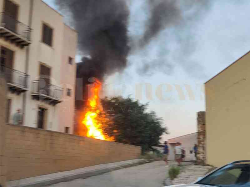 Immagine articolo: Menfi. Incendio in centro, le fiamme circondano il vecchio ospedale