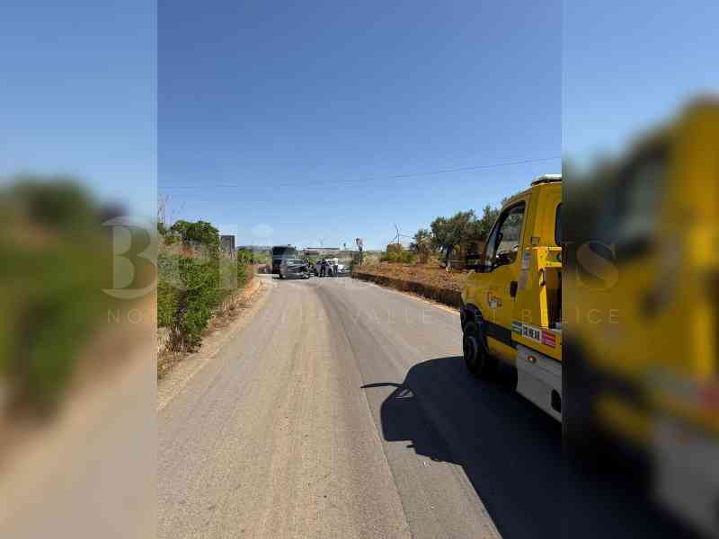 L'operazione di rimozione dei mezzi da parte del carro attrezzi dell'Autocarrozzeria Campo