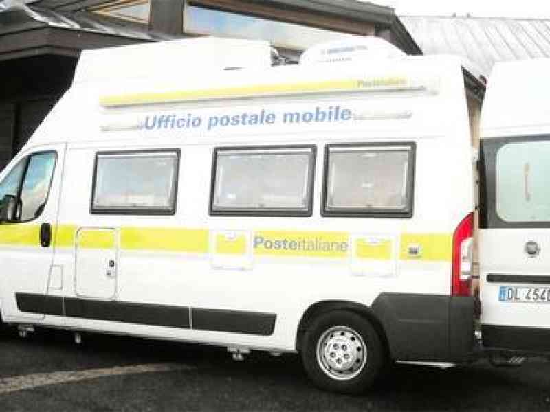 Immagine articolo: A Sambuca l’Ufficio Postale funziona all’aperto. Disagi e proteste degli utenti