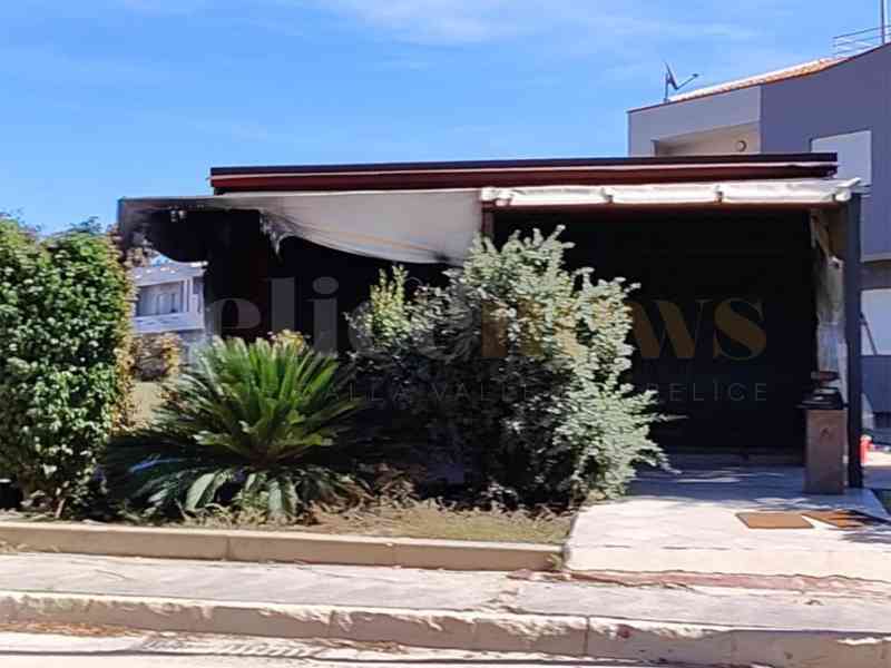 Immagine articolo: Attentato incendiario contro un bar a Menfi: bruciato tendone esterno