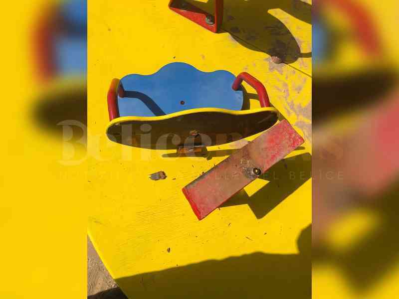 Immagine articolo: Menfi. Già danneggiati i giochi del “Parco a Colori“ di Porto Palo