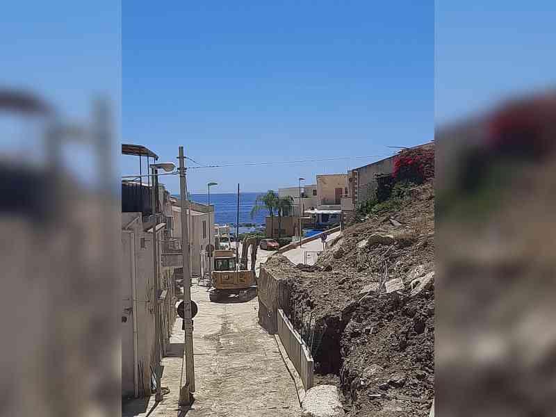 Immagine articolo: Porto Palo. Aperto il varco in mezzo alla strada, imminente l'apertura al transito