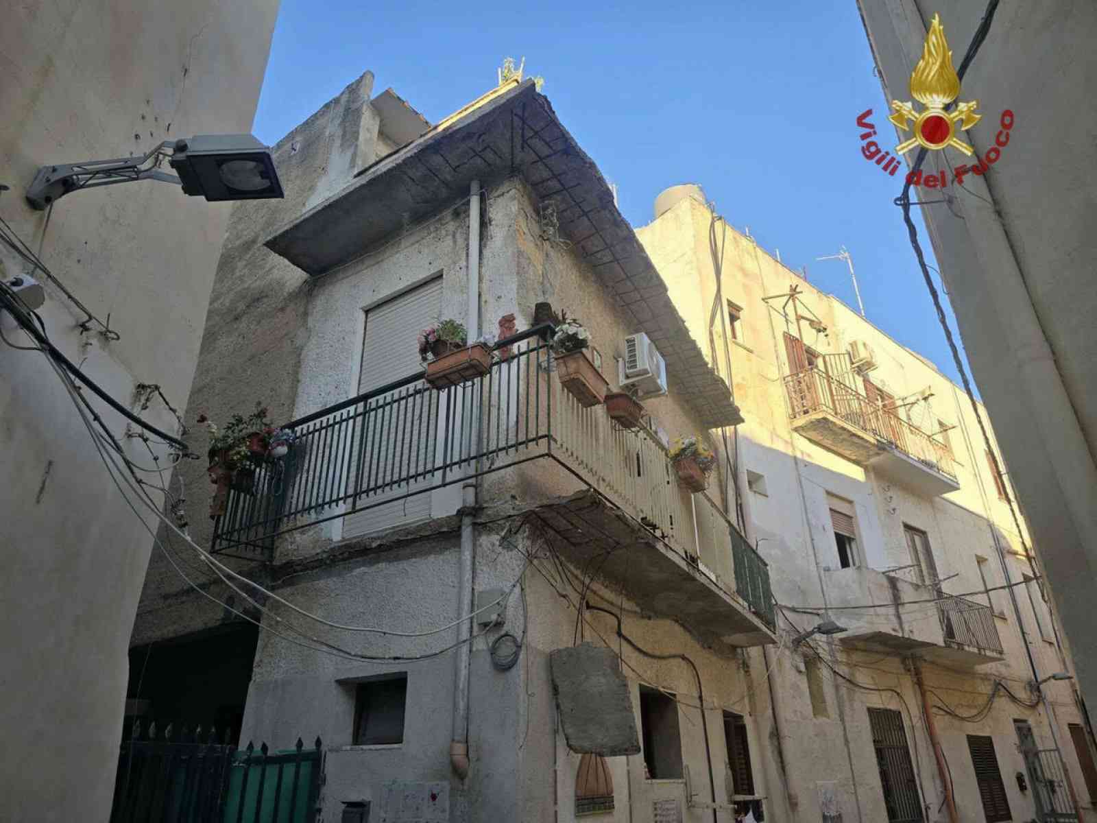 Immagine articolo: Mazara del Vallo, crolla balcone al primo piano: muore un'anziana di 86 anni