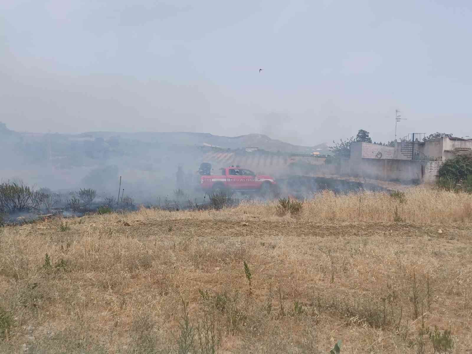 Immagine articolo: Menfi. Fiamme nel centro abitato. Incendio in via Ragazzi del 99