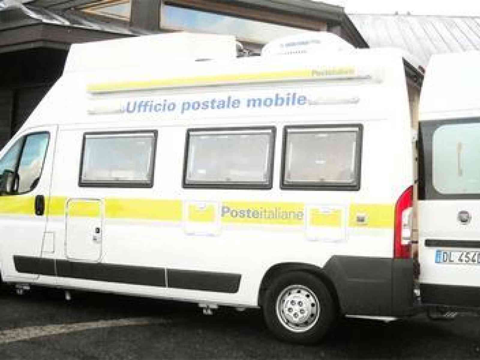 Immagine articolo: A Sambuca l’Ufficio Postale funziona all’aperto. Disagi e proteste degli utenti