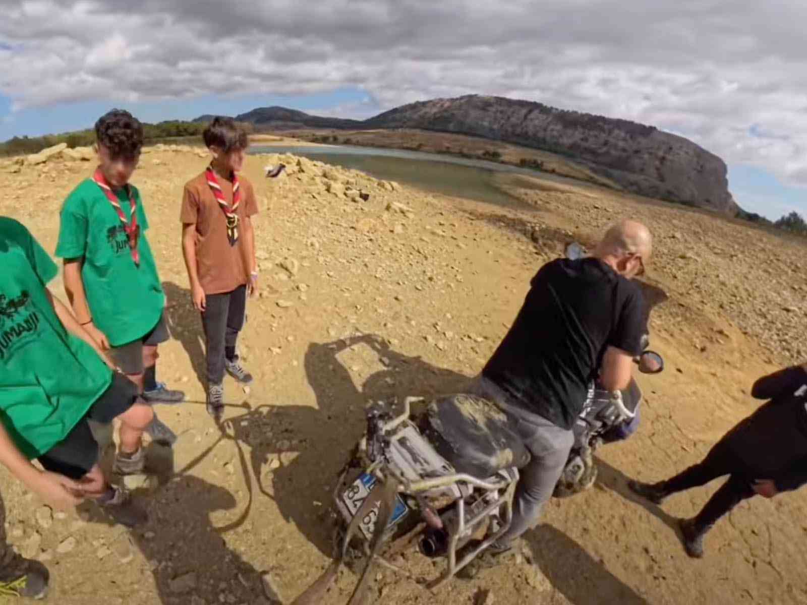 Immagine articolo: Gli scout di Menfi soccorrono un motociclista impantanato nel fango. IL VIDEO