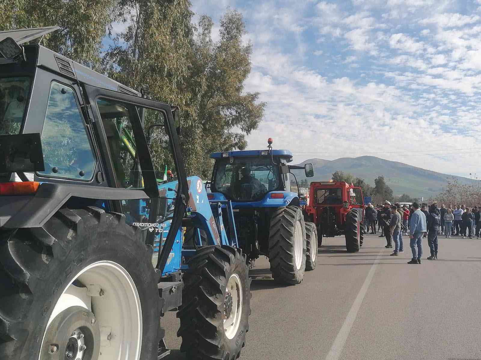 Immagine articolo: Protesta trattori: corteo nei comuni del Belice. Domani nuova assemblea. Nessuno dei politici ha risposto